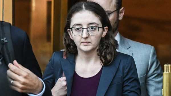 Керолайн Еллісон вийшла з в'язниці. Що на неї чекає?