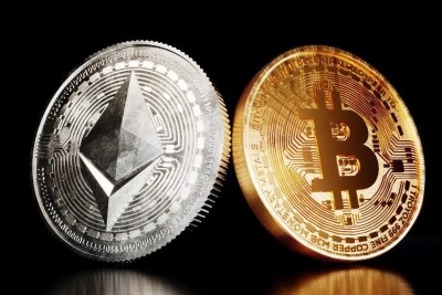 Біткоїн падає, ETH тримається: що говорять графіки